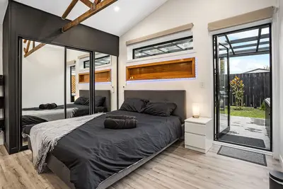 Image de Studio Unit with Spa Bath!