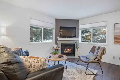 Image de Cozy Family Retreat Banff Gate 2-Story 2-Br Condo with Hot-Tub and Full Kitchen