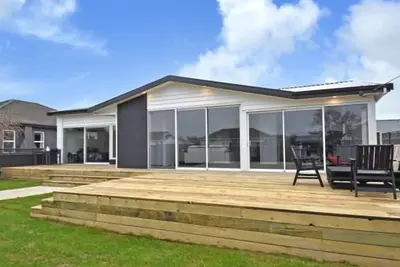 Image de Large Comfortable Modern 4 Bedroom Home