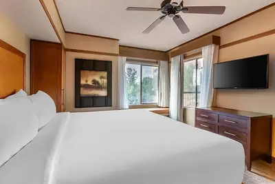 Image de Unwind and Indulge In Our Oasis! Outdoor Pool, Full Kitchen, Free Parking!