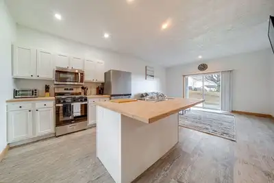 Image de 4 Mi to Lake: Golf-View Erie Condo w/ Porch