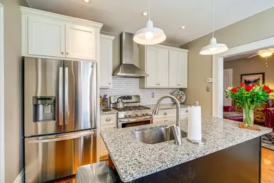 Image de 1 Mi to Dtwn: Bristol Cottage w/ Hot Tub & Grill!