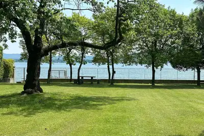 Image de Large lakeside villa