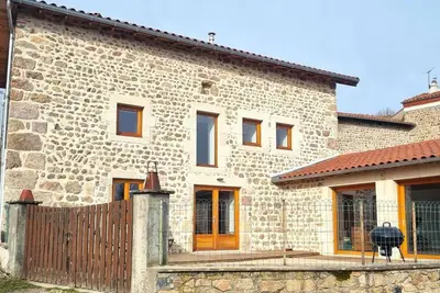 Gîte spacieux avec terrasse en forêt, 12 lits, proche randonnées