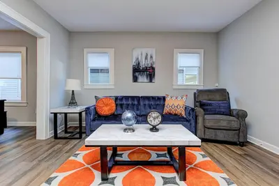 Image de Stay in this modern 3br  unit with easy access to top attractions. Ideal for families or business travelers seeking a chic urban retreat.
