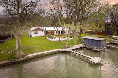 Image de Lakefront|Pickleball | Yard Games | Fire Pit | Bbq