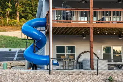 Image de Mini Skye | Twisty slide, Lake view, Hot tub, Indoor pool, Fire pit