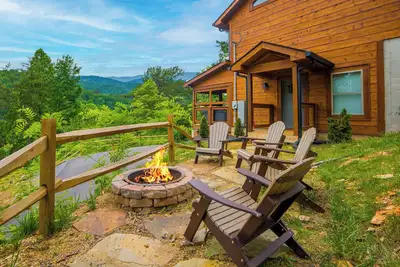Image de Bearly Behaving: Mtn Views, Games, Wifi, Hot Tub, Yard, near Gatlinburg!