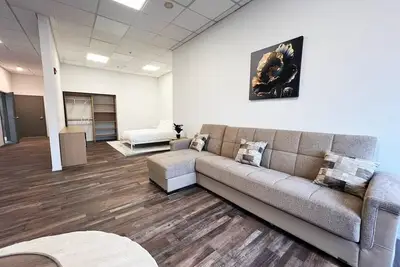 Image de Charming 1 Bd | Metro Meriden|Pool Access|Gym