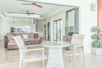 Image de Spacious 1 bedroom apartment with pool, WiFi, Ac in charming English Harbor area