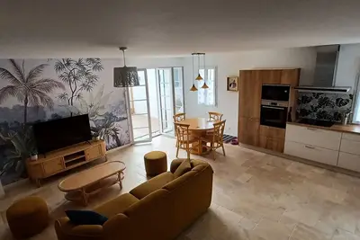 Image de Maison haut de gamme, lumineuse et calme entre mer et forêt.