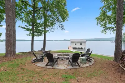 Image de Lake House on the Water!