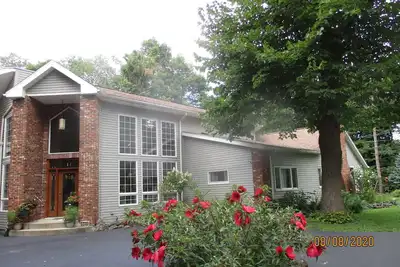 Image de Charming 1-floor modern farmhouse -Entire House. Privacy wooded overlook of pond