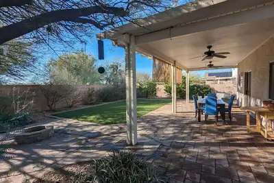 Image de Welcome to the Desert Dwelling\nA charming 3-bedroom house with a beautiful yard!