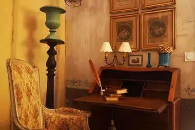 Image de Jolie maison luxueusement décorée, Jardin intimiste dans un village historique