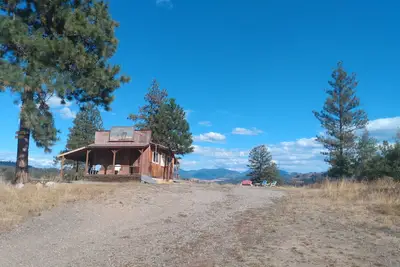Image de Secluded Lookout Cabin Hovering Above Town of Republic