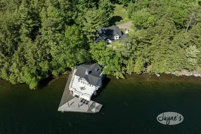 Image de 6 bed 6 bath cottage on Lake Joseph with Sw Exposure! Boathouse with upper deck!