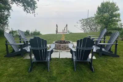 Image de Peaceful, warm and cozy cottage retreat on Lake Erie with fireplace & fire pit