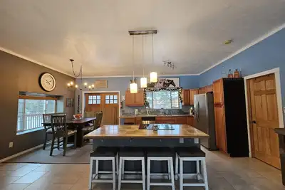 Image de Tranquil Kenai Block Home.