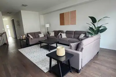 Image de Spacious Retreat Near Majestic Niagara Falls! Close to All Major Amenities!