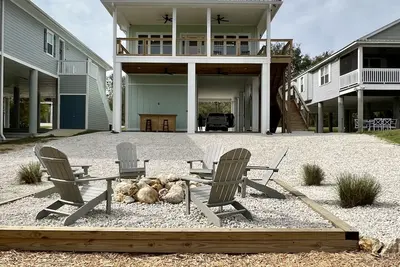 Image de Beautiful home on the river, mins to the Gulf; fire-pit, bar, view