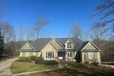Image de Beautiful lakefront home on over an acre with lots of room, views, and amenities