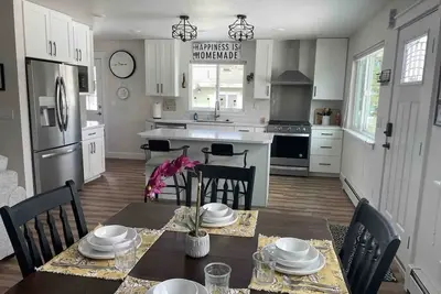 Image de Recently remodeled Ranch Style Home 1 king bed, 1 queen bed, large deck