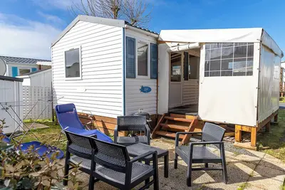 Image de Mobil Home 'Mobil Home Bretignolles' avec piscine partagée, terrasse privée et climatisation