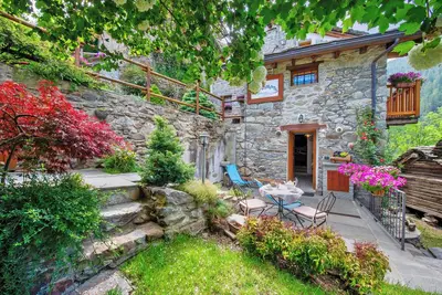 Image de Chalet \"Bnb Mont Mars Suite Mon Rêve\" avec vue sur montagne, terrasse et Wi-Fi