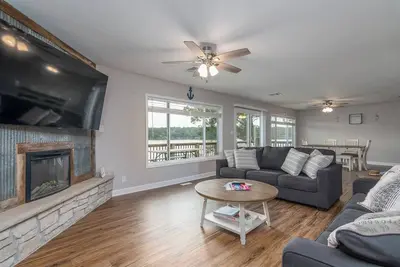 Image de Awesome Views & Large Fishing Dock