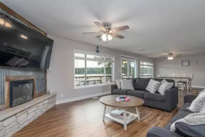 Image de Breathtaking Lake Views & Grand Dock Await You!