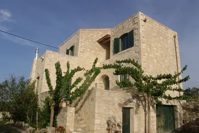 Image de Maison de campagne \"Vila Aloni\" avec terrasse privée, Wi-Fi et climatisation