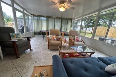 Paradise Place, Pets/Ms. Pac Man