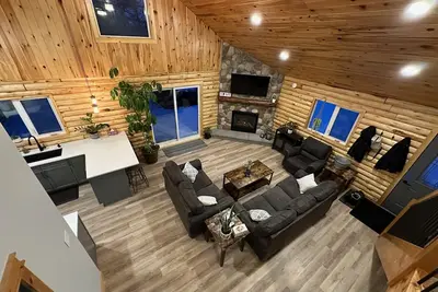 Image de Waterfront Log Home with Beach and Hot Tub. Pet Friendly!