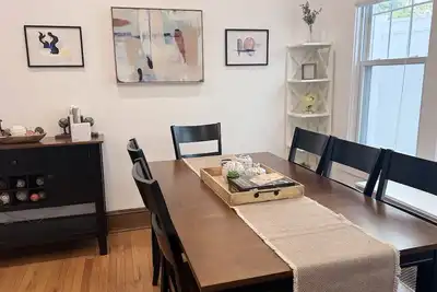 Image de Modern and Cozy Pine Hills Home from Early 1900s