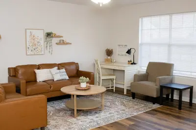 Image de Cozy and Spacious Town Home Near Hospitals and Interstate