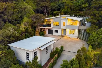 Image de Architectural seated in the bush, with a stream connects you to Papatuanku.