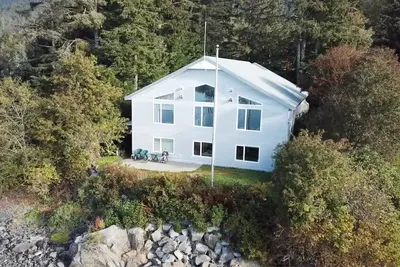 Image de Oceanfront apt 1 mile from downtown with views of Mt. Edgecumbe and marina
