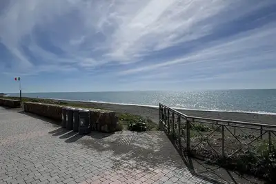 Image de Beachfront house with garden. 20 minutes by train from the center of Rome.