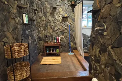 Image de Minutes from museum, train depot, malls and shopping and both hospitals.