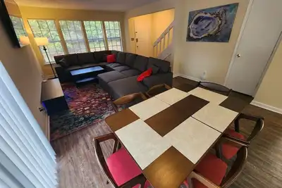 Image de 2 miles to Fsu-Twin King Master Beds-Pool!