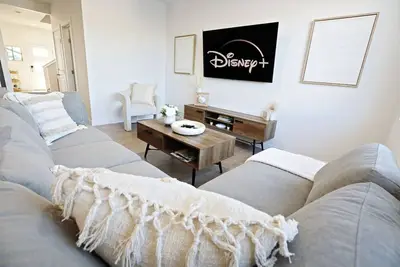 Image de BoHo Retreat with King Beds|A/C|Disney+|Near Wem