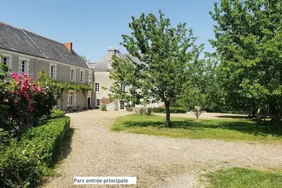 Image de Propriété historique, avec piscine, proche Châteaux de la Loire et Futuroscope
