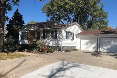 Image de Clean Home in Millard Lumberyard District close to anywhere in Omaha