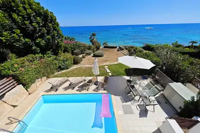 Image de Villa Rosalia, 3 bedroom in Coral bay first line.