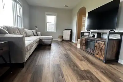 Image de Perfect spot! \nMartinsville's Beautiful Leaves, \nIU Football to Indy nightlife! \n\n