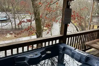 Image de Riverfront AlpineRiverBear, Sleeps10, Walk To Oktoberfest! 2 HotTubs, HomeCinema