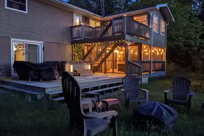 Image de Waterfront Home: Hot Tub, Kayaks, Pool Table, Air Hockey, Darts & Pet Friendly!