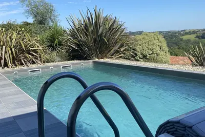 Image de Ama Lur entre mer et montagne.