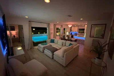 Image de 4 Bed 3 Bath Pool Oasis, + Office, Minutes to Beach